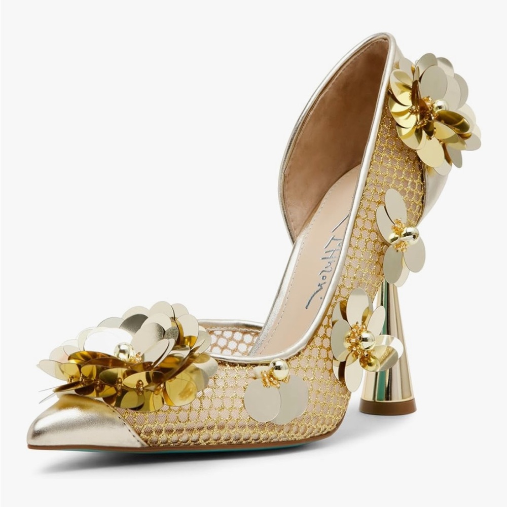 ✨ Betsey Johnson “Nash” Gold Floral Statement Heels ✨